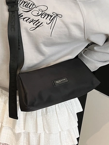 Sac oreiller classique en nylon noir avec bandoulière et écusson logo pour le quotidien