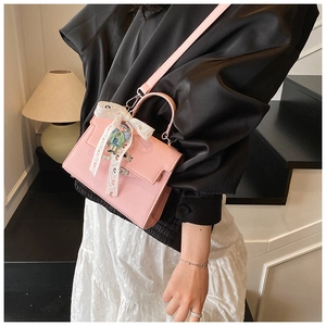 Sac à main rose texture litchi avec nœud en dentelle blanche et charm poupée mignon
