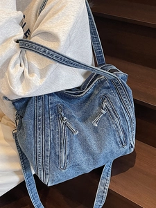 Sac bandoulière rétro en denim bleu avec doubles poches zippées et large sangle réglable