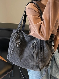 Grand sac cabas en denim gris foncé avec détails zippés et large bandoulière décontracté