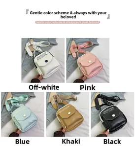 Vue détaillée de cinq couleurs de mini sacs bandoulière sportifs avec le logo STORY dessus