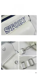 Détail du sac bandoulière blanc avec lettrage STORY bleu et boucle en métal argenté