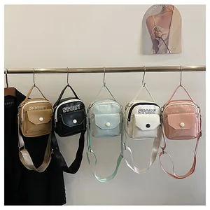 Détail de cinq couleurs de sacs de téléphone sportifs avec bandoulières tissées