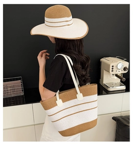 Détail du sac de plage en paille tissée et du chapeau assorti à rayures contrastées