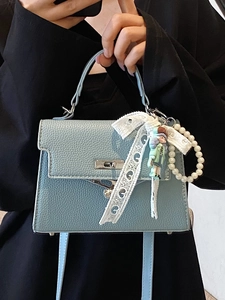 Sac à main bleu clair texturé litchi avec boucle argentée et pendentif en perles