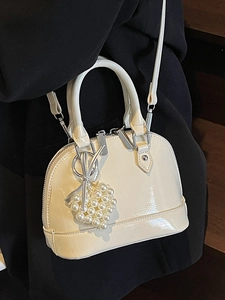 Elegante borsa a mano in vernice crema con ciondolo a cuore in perla e tracolla