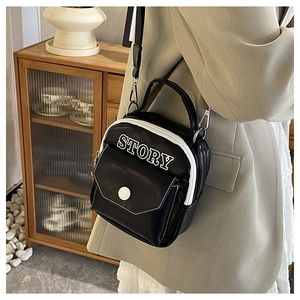 Détail du sac bandoulière noir avec lettrage STORY blanc et bandoulière réglable
