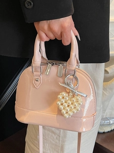 Borsa a conchiglia in vernice rosa con ciondolo a cuore di perle e tracolla rimovibile