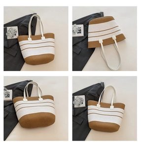 Détail du sac cabas en paille tissée à rayures marron et blanc avec fines bandoulières