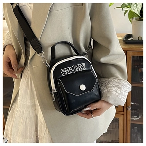 Détail du sac de téléphone noir sportif avec passepoil blanc et imprimé logo STORY