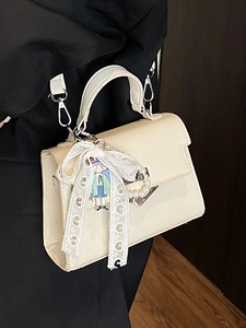 Sac à main élégant blanc crème avec texture litchi, nœud en dentelle et perle
