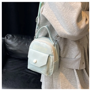Détail du mini sac bandoulière bleu clair avec imprimé STORY et double fermeture