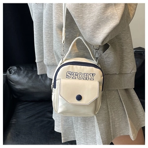 Mini sac bandoulière blanc crème avec lettrage STORY bleu et sangle réglable
