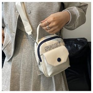 Mini sac à bandoulière crème pour téléphone avec imprimé STORY bleu et sangle