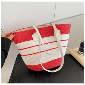 Détail du sac de plage tissé rouge et blanc avec anses en cuir de qualité