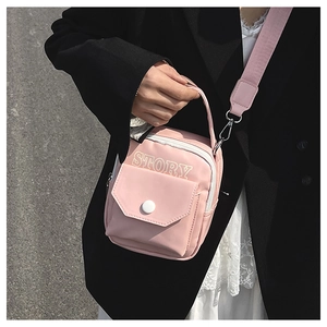 Sac bandoulière sport rose avec logo Story et large bandoulière en tissu pour femme