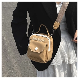 Détail du sac bandoulière sport kaki avec lettrage STORY en cuir synthétique de qualité