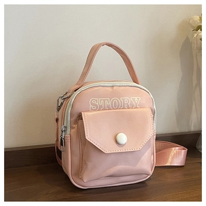 Détail de la pochette rose sport pour téléphone avec lettrage STORY et zip métallique