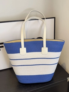 Grand sac de plage rayé bleu et blanc en paille tissée avec poignées en cuir pour l'été