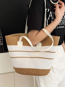 Grand sac cabas bicolore en paille tressée avec anses en cuir pour la plage