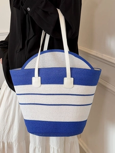 Sac de plage tissé à rayures bleues et blanches avec fines bandoulières blanches