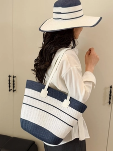 Sac de plage rayé en paille tressée bleu marine et blanc avec doubles bandoulières