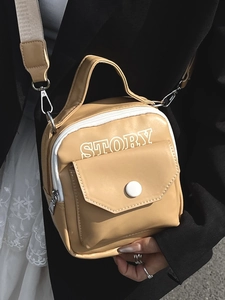 Petit sac bandoulière kaki chic avec imprimé STORY et bandoulière sportive amovible