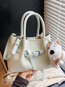 Sac à main vert clair texture tissée avec bandoulière et charmant pendentif chiot