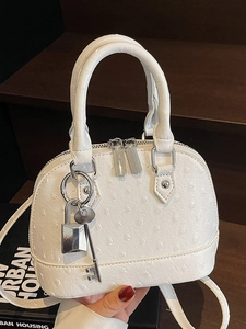Borsa a mano bianca con trama struzzo, hardware argento e tracolla regolabile