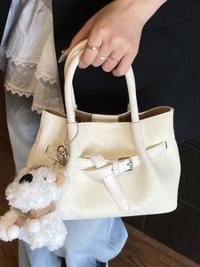 Sac seau tissé blanc pour femme avec breloque chiot, sac à main bandoulière élégant et chic