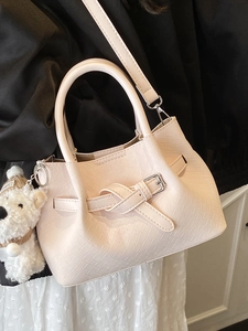 Sac à main tissé beige-rose élégant avec boucle en cuir et breloque ours en peluche