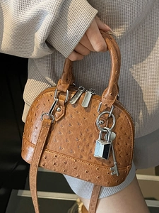 Borsa a mano marrone testurizzata struzzo con lucchetto d'argento e doppia cerniera