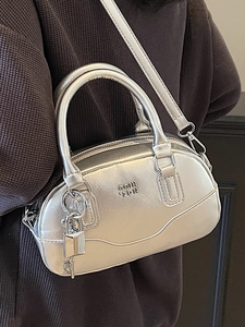 Sac Boston argenté métallisé avec texture, poignées rondes et bandoulière amovible