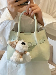 Sac à main tissé vert menthe avec un joli pendentif ours en peluche blanc en style de vie