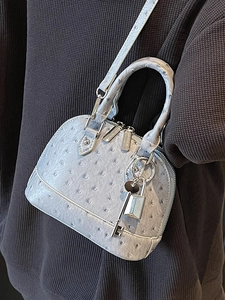 Borsa a conchiglia alla moda azzurro chiaro con trama in pelle di struzzo e lucchetto