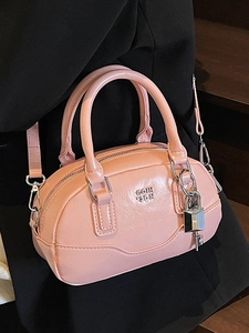 Sac Boston en cuir verni rose brillant avec cadenas argenté et bandoulière amovible