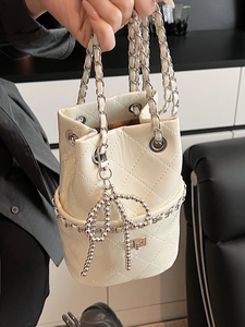 Elegante weiße Stepp-Beuteltasche mit silberner Kette und Schleifen-Anhänger