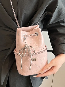 Rosafarbene gesteppte Eimer-Tasche mit Lack-Finish und silbernem Schleifenanhänger
