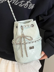Schicke mintgrüne Stepp-Beuteltasche mit Kettenriemen und Perlen-Schleifen-Detail
