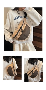 Détail du sac bandoulière beige et marron avec sangle noire réglable sur mannequin