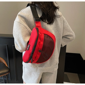 Détail du sac de poitrine en nylon rouge avec poche en filet violet et sangle réglable
