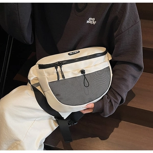 Détail du sac bandoulière blanc crème avec poche en filet noir et fermeture éclair