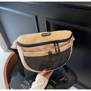 Détails du sac bandoulière kaki en nylon avec poche filet et sangle réglable