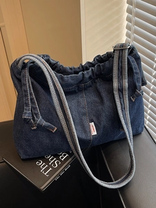Sac cabas en jean bleu foncé avec design froncé et bretelles réglables confortables