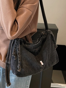 Sac fourre-tout en denim délavé noir avec fermeture à cordon pour style décontracté