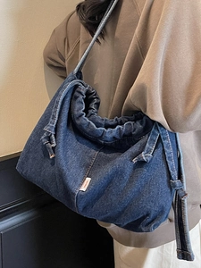 Grand sac cabas en denim bleu foncé délavé avec cordon de serrage et large bandoulière