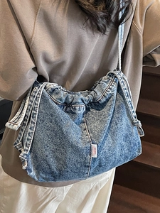 Sac fourre-tout en denim bleu foncé lavé avec cordon de serrage et bandoulière