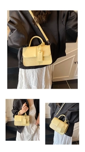 Détail du sac à main jaune montrant la texture tressée et l'étiquette en cuir