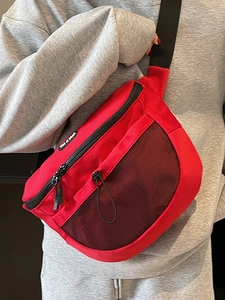 Sac de poitrine rouge sportif avec poche en filet et bandoulière pour look urbain