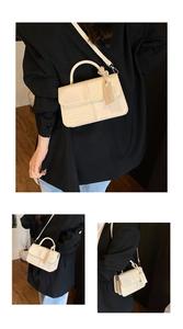 Détails du sac à bandoulière beige vintage avec texture tissée et similicuir lisse